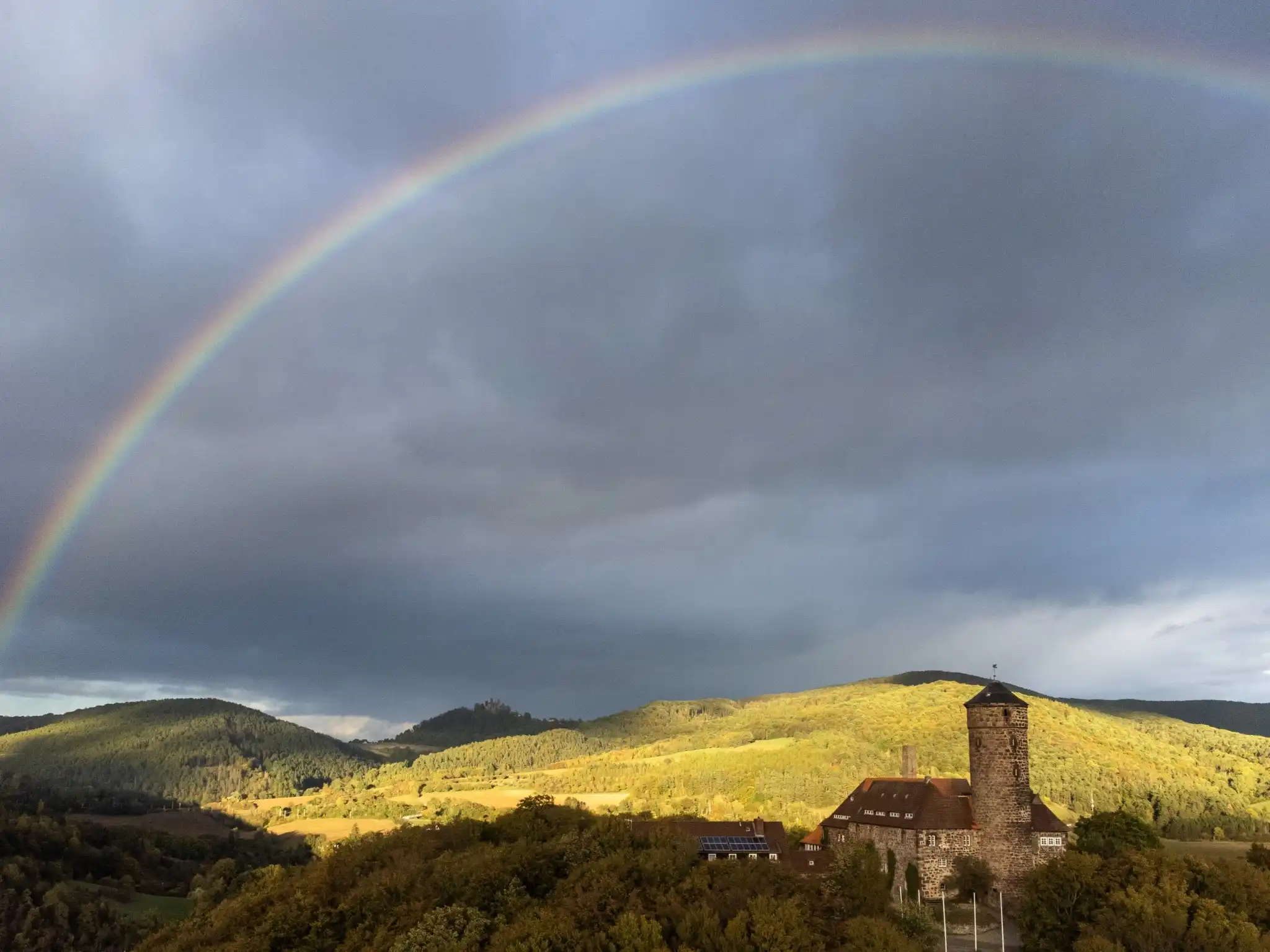 Burg Ludwigstein bei Witzenhausen unter einem Regenbogen – Veranstaltungsort des Azubi-Kick-Off 2025 von EMBRAND