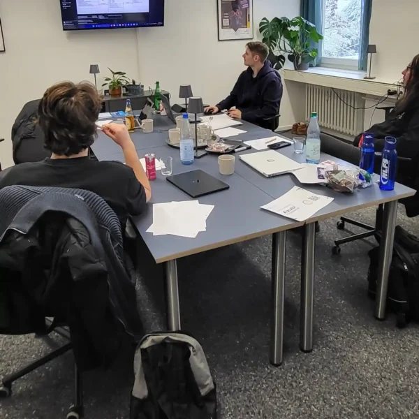 IT Prüfungsvorbereitung zur AP1 in Kassel mit Auszubildenden im Seminarraum